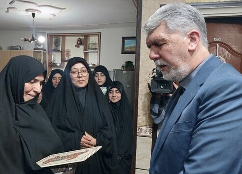 تجلیل وزیر ارشاد از خانواده شهید زرنگی پور در کرمان