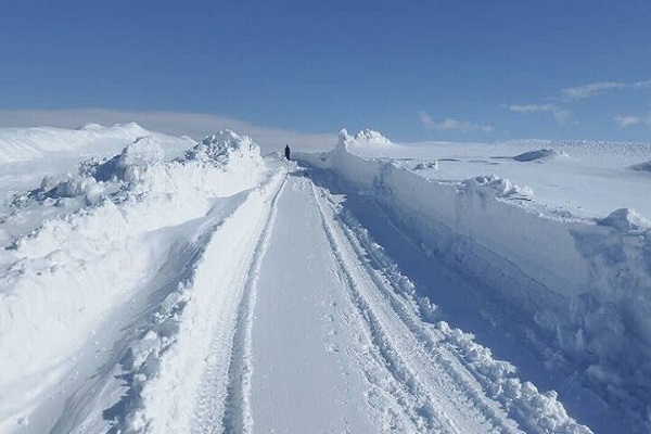 بازگشایی مسیر روستای مازهسوخته و برفروبی گردنه چری