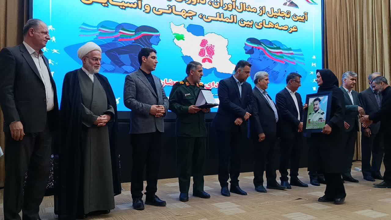 تجلیل از قهرمانان ورزش کردستان/ مدالآوران، مربیان و داوران بینالمللی مورد تقدیر قرار گرفتند + تصاویر تجلیل از قهرمانان ورزش کردستان/ مدالآوران، مربیان و داوران بینالمللی مورد تقدیر قرار گرفتند + تصاویر