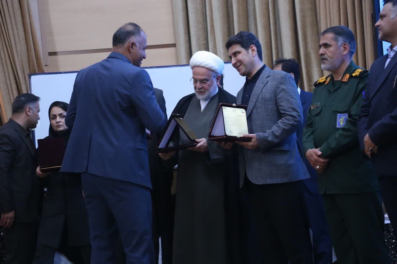 تجلیل از قهرمانان ورزش کردستان/ مدالآوران، مربیان و داوران بینالمللی مورد تقدیر قرار گرفتند + تصاویر تجلیل از قهرمانان ورزش کردستان/ مدالآوران، مربیان و داوران بینالمللی مورد تقدیر قرار گرفتند + تصاویر