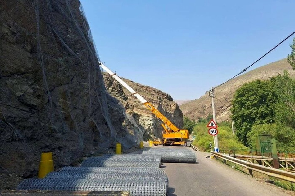 آغاز نصب ۱۰ هزار متر مربع توری سنگ در محور کرج کندوان آغاز نصب ۱۰ هزار متر مربع توری سنگ در محور کرج کندوان