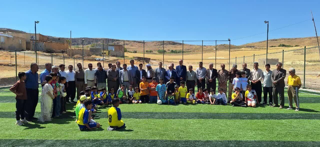 افتتاح زمین چمن مصنوعی روستای احمدآباد سرا در سقز همزمان با هفته دولت + تصاویر افتتاح زمین چمن مصنوعی روستای احمدآباد سرا در سقز همزمان با هفته دولت + تصاویر