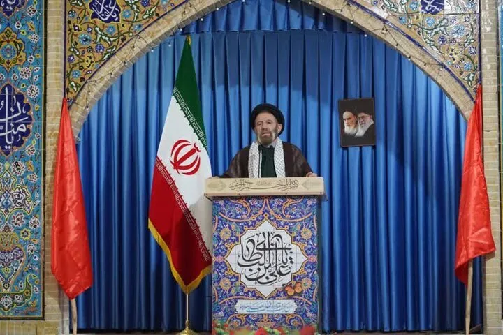 مردم پای انقلاب و نیروهای مسلح و مقتدرش هستند